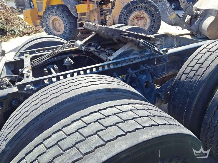 2023-peterbilt-567-image-39