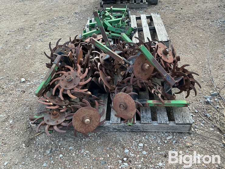 john-deere-max-emerge-planter-opening-units-image-2