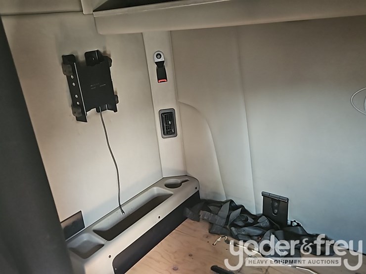 2018-peterbilt-579-image-32