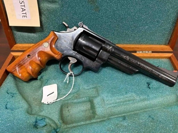 smith-and-wesson---yellowstone---.44-mag-revoler-image-1