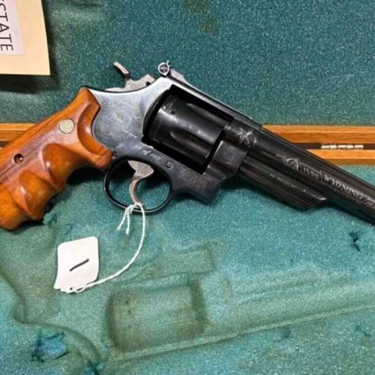 SMITH AND WESSON - YELLOWSTONE - .44 MAG REVOLER