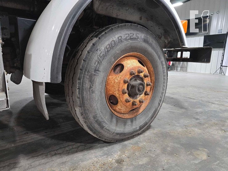 2013-peterbilt-365-image-29