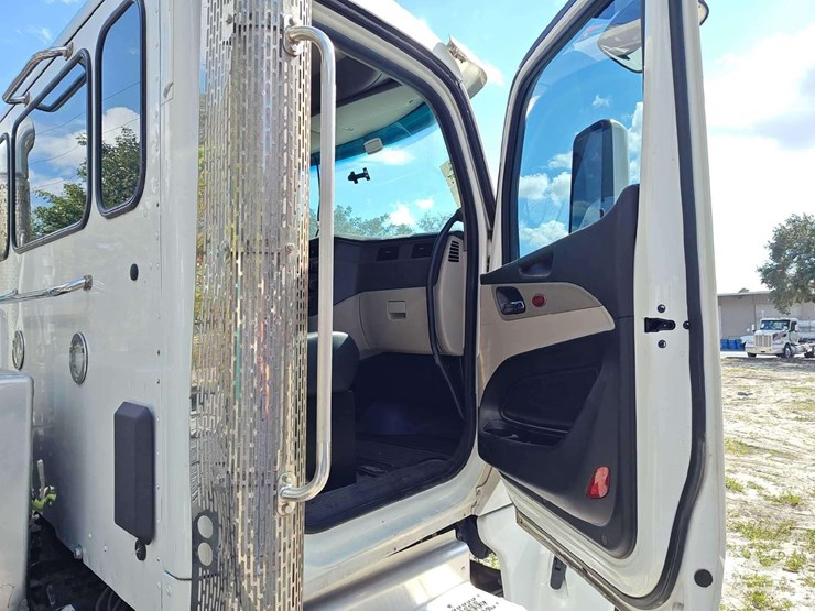 2022-peterbilt-567-t/a-wet-kit-day-cab-truck-tractor-image-27