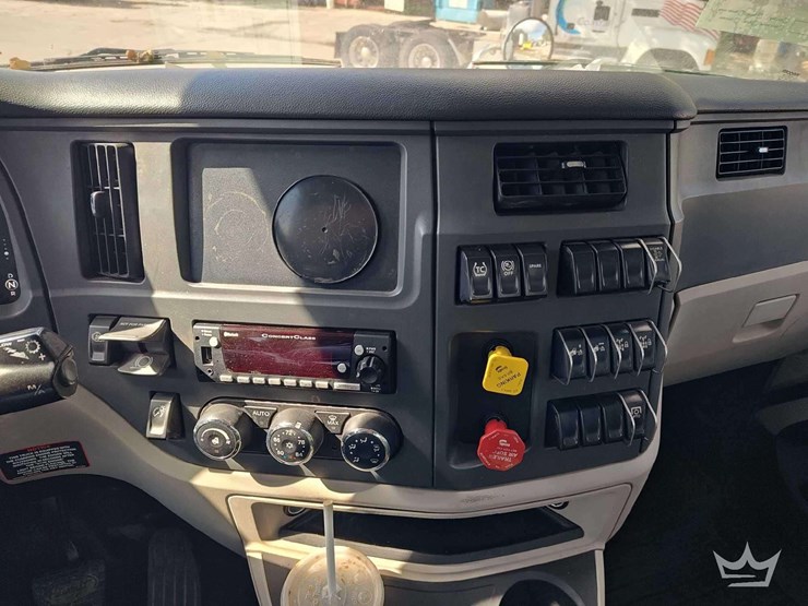2022-peterbilt-567-t/a-wet-kit-day-cab-truck-tractor-image-25