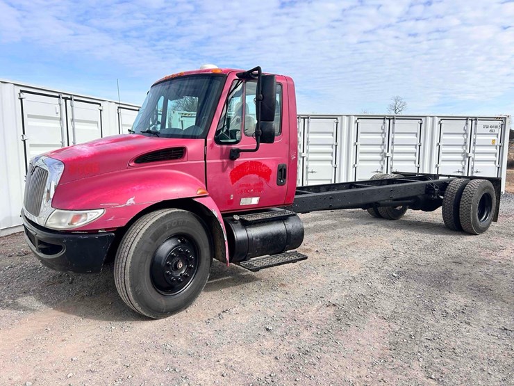 2002-international-dt466-image-1