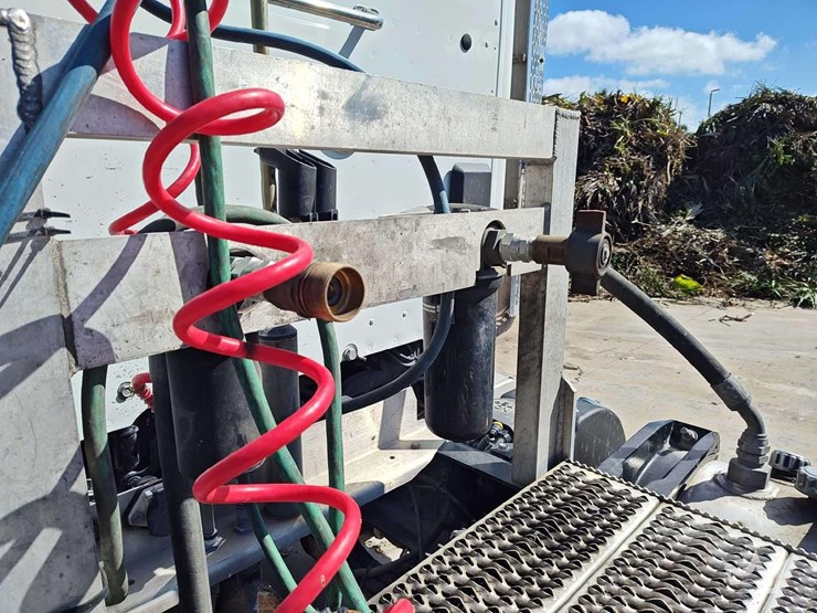 2023-peterbilt-567-image-28