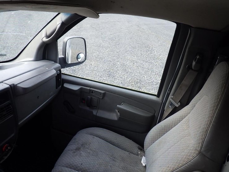 2005-chevrolet-express-2500-image-31