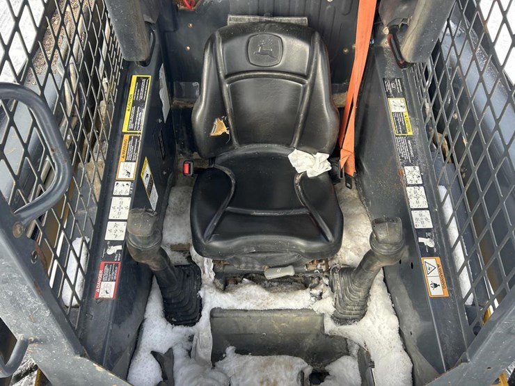 2017-deere-320e-image-40