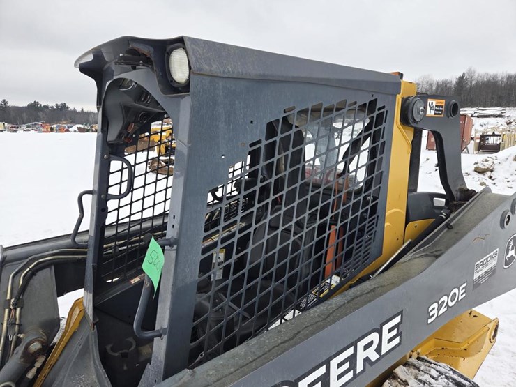 2017-deere-320e-image-28