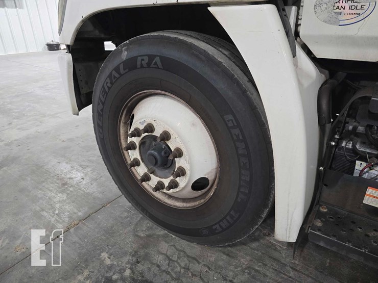 2015-hino-268-image-28