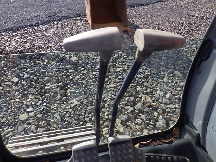 hitachi-zx225us-lc-image-31