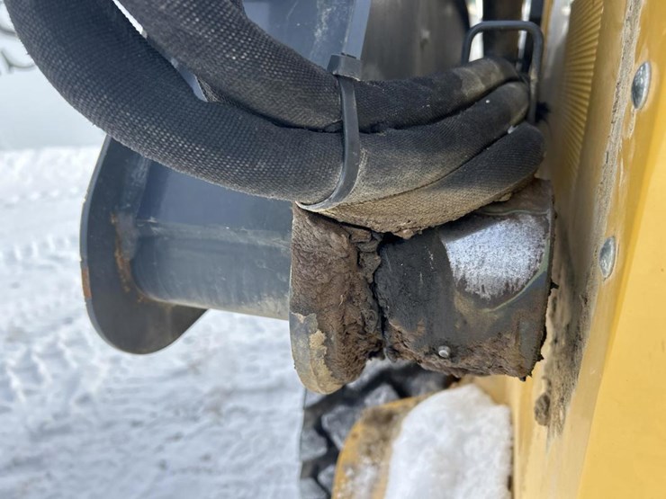 2017-deere-320e-image-22