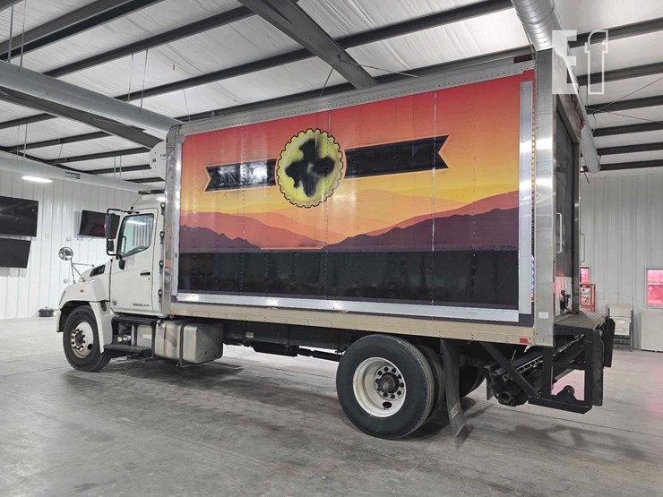 2015-hino-268-image-4