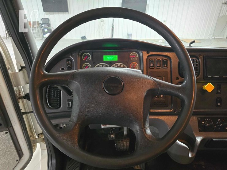 2017-freightliner-business-class-m2-106-image-10