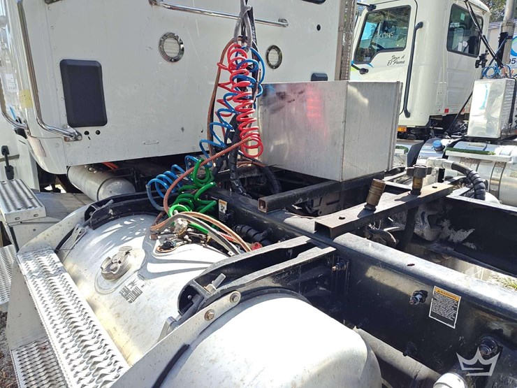 2022-peterbilt-567-t/a-wet-kit-day-cab-truck-tractor-image-17