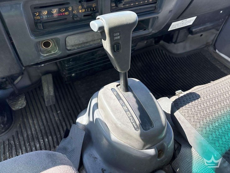 2006-isuzu-npr-image-12