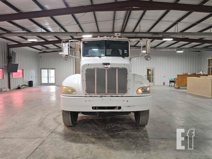 2010-peterbilt-340-image-7