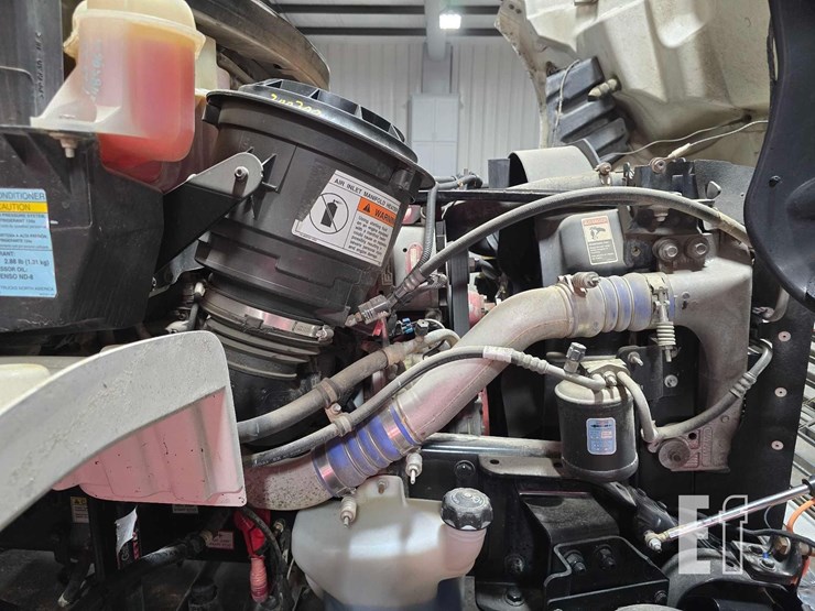 2017-freightliner-business-class-m2-106-image-18