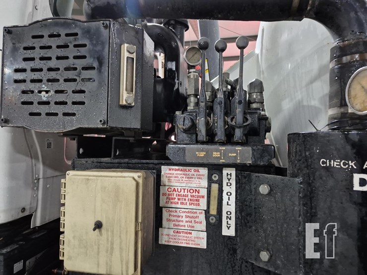 2014-freightliner-business-class-m2-106-image-16