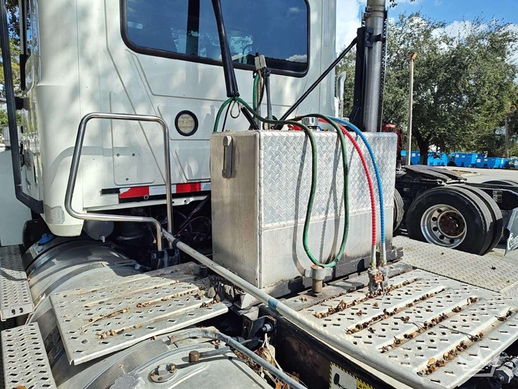 2022-mack-pinnacle-t/a-wet-kit-day-cab-truck-tractor-image-25