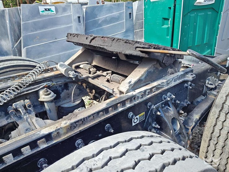 2022-peterbilt-567-t/a-wet-kit-day-cab-truck-tractor-image-28