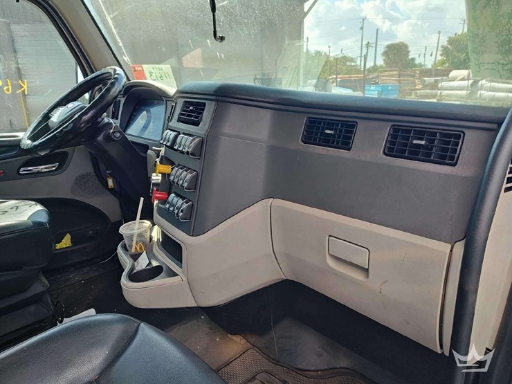2022-peterbilt-567-t/a-wet-kit-day-cab-truck-tractor-image-33