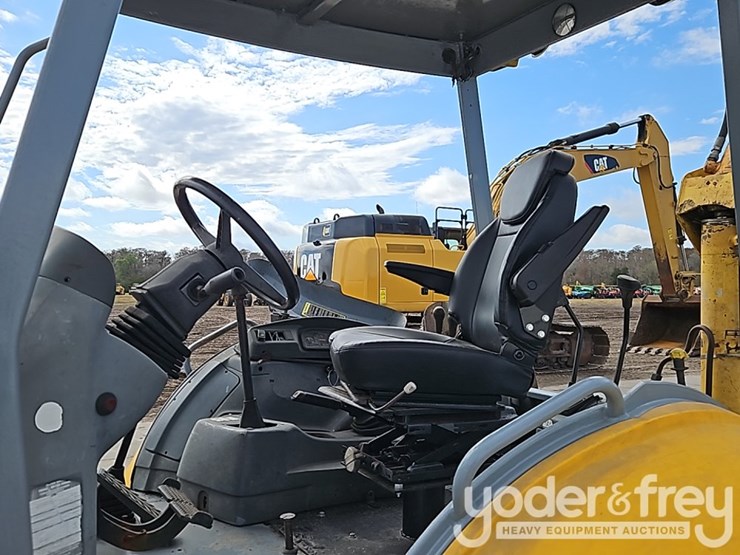 new-holland-lb110-image-23