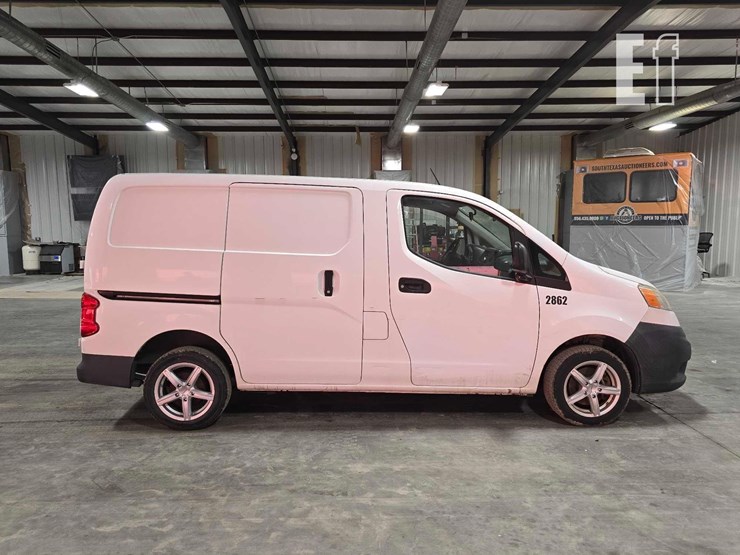 2014-nissan-nv200-image-6