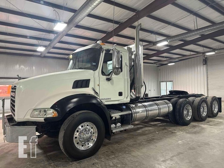 2012-mack-granite-gu813-image-1