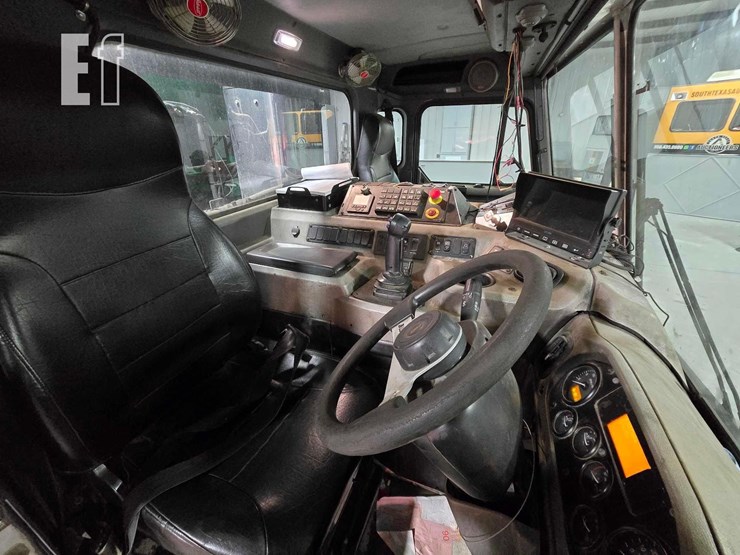 2020-peterbilt-520-image-10