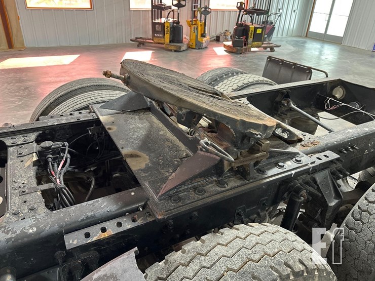 2012-mack-granite-gu713-image-11