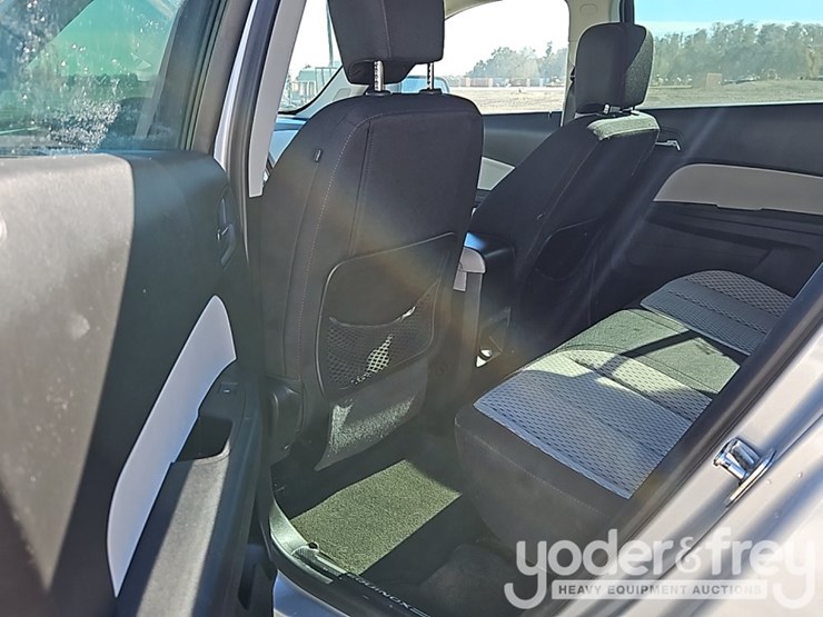 2015-chevrolet-equinox-image-16