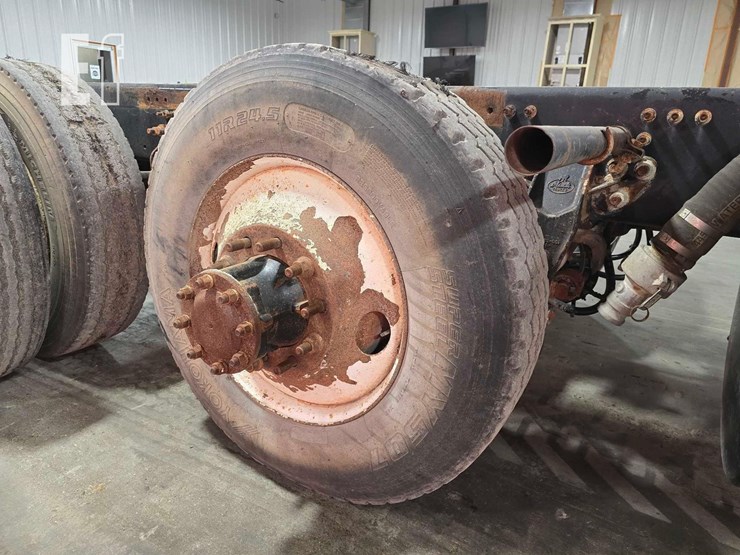 2012-mack-granite-gu713-image-25