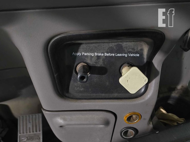 2013-peterbilt-365-image-19