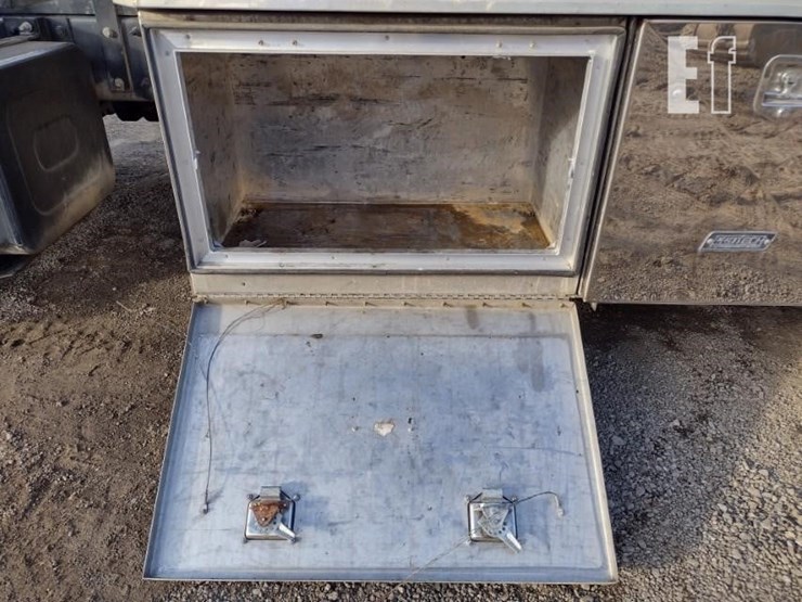 peterbilt-330-image-40