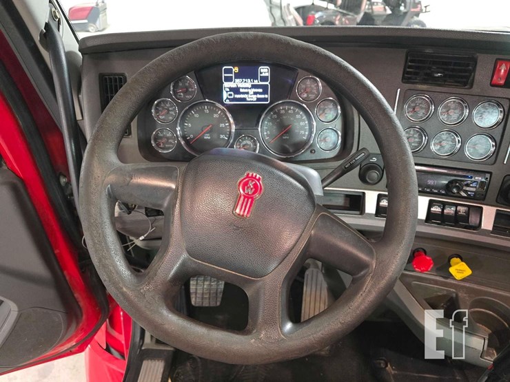 2015-kenworth-t680-image-16