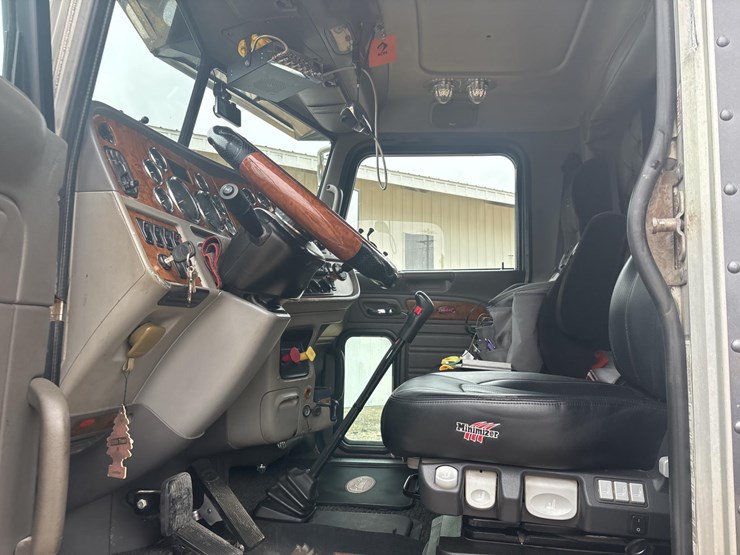 2006-peterbilt-379-image-31