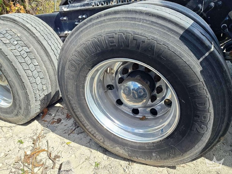 2023-peterbilt-567-t/a-wet-kit-day-cab-truck-tractor-image-43