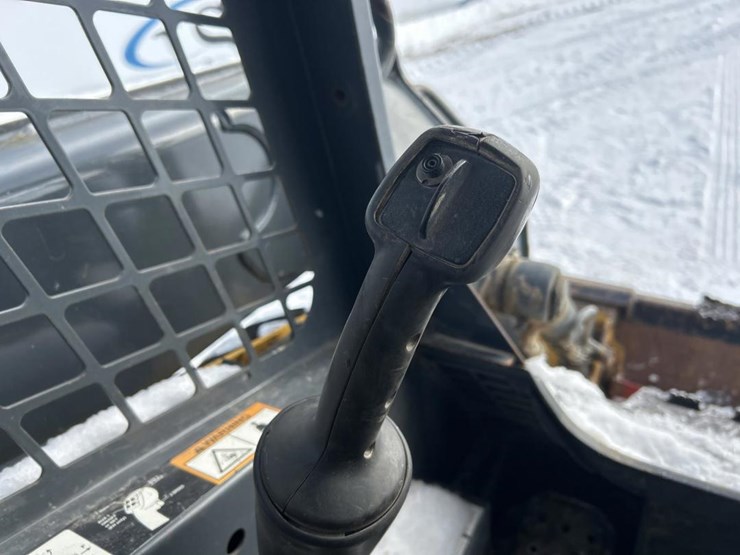 2017-deere-320e-image-45