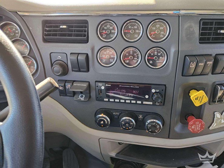 2022-peterbilt-567-image-50