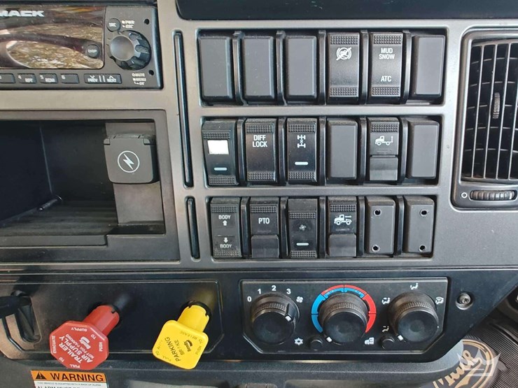 2022-mack-pinnacle-t/a-wet-kit-day-cab-truck-tractor-image-17