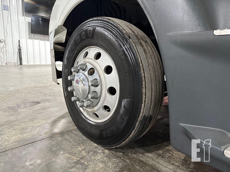 2014-freightliner-cascadia-125-image-31