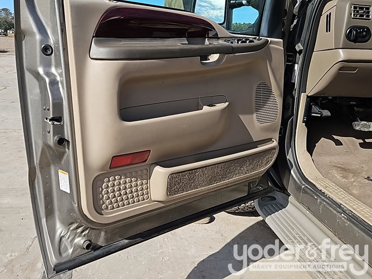 2004-ford-excursion-limited-image-21