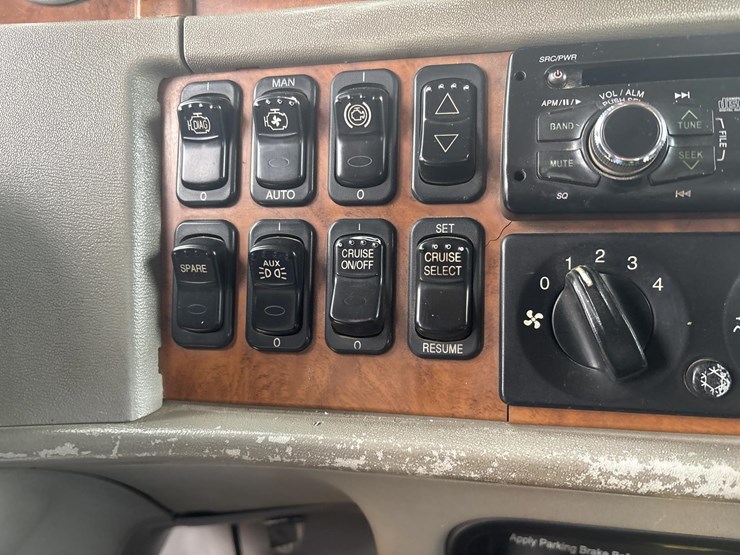 2006-peterbilt-379-image-36