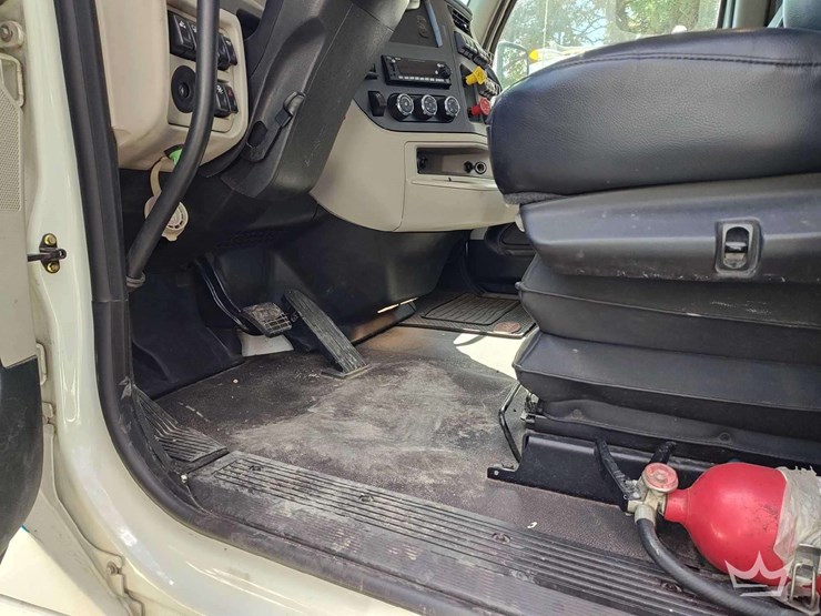 2022-peterbilt-567-t/a-wet-kit-day-cab-truck-tractor-image-26