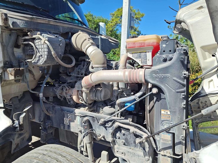 2023-peterbilt-567-image-13