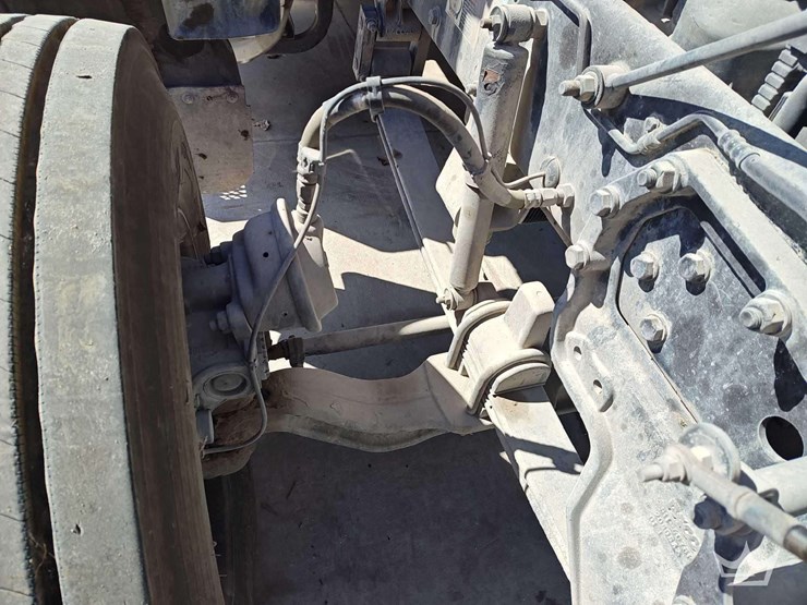 2023-peterbilt-567-image-34