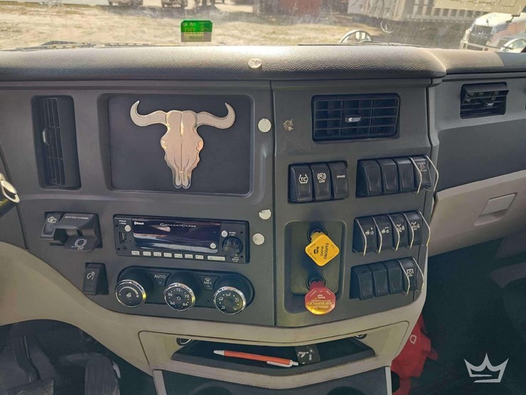 2022-peterbilt-567-t/a-wet-kit-day-cab-truck-tractor-image-23