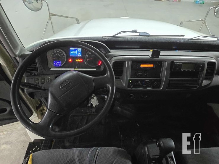 2015-hino-268-image-15