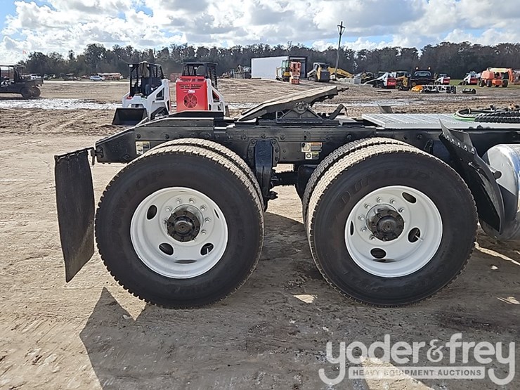 2020-peterbilt-567-image-8